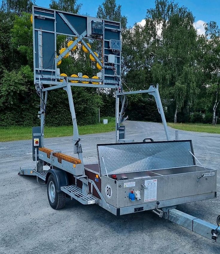 Nissen Absperrtafel 2022 A31/18 FAT Verkehrsleittafel Verkehrsleitanhänger Verkehrssicherungsanhänger Leitanhänger Leittafel Baustellenabsicherung